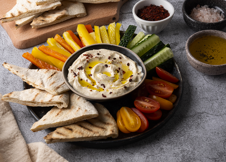 Jak ułożyć idealną mezze deskę na&nbsp;4 osoby